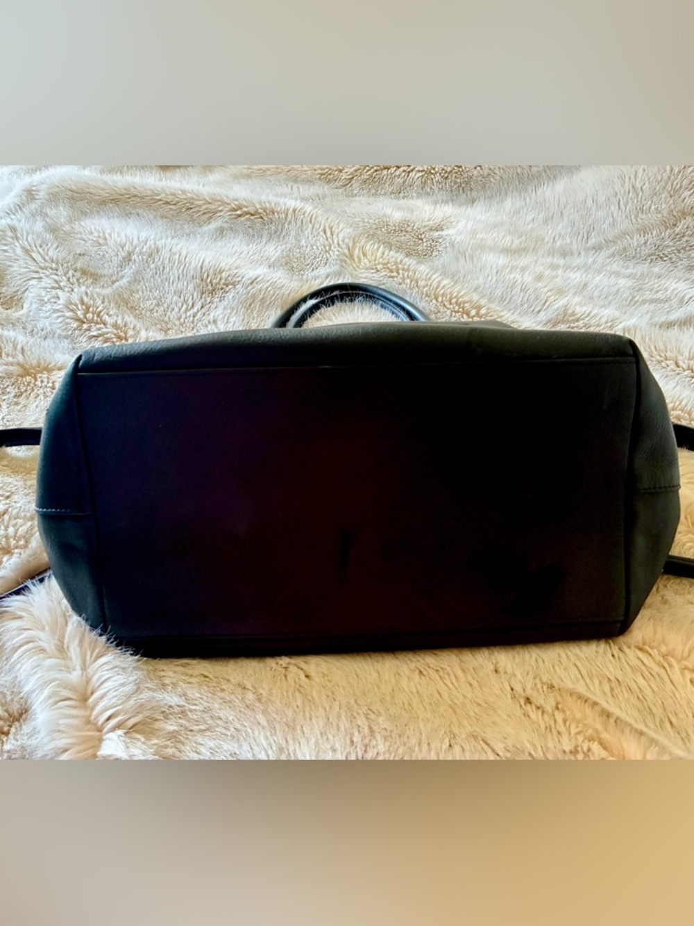 Like new - Cuyana Easy Zip Small Black Leather Tote with Gold Hardware - Picture 4 of 7